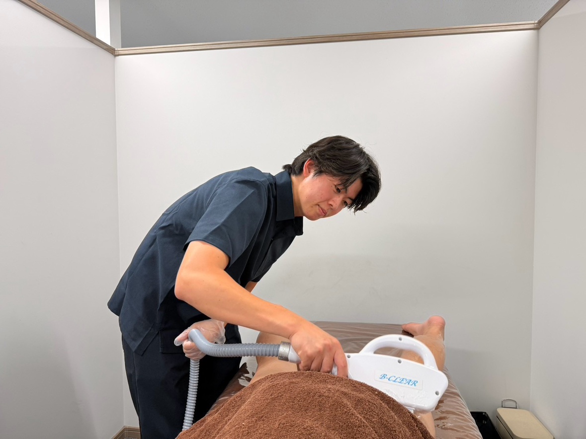 鏡で身だしなみを確認する男性