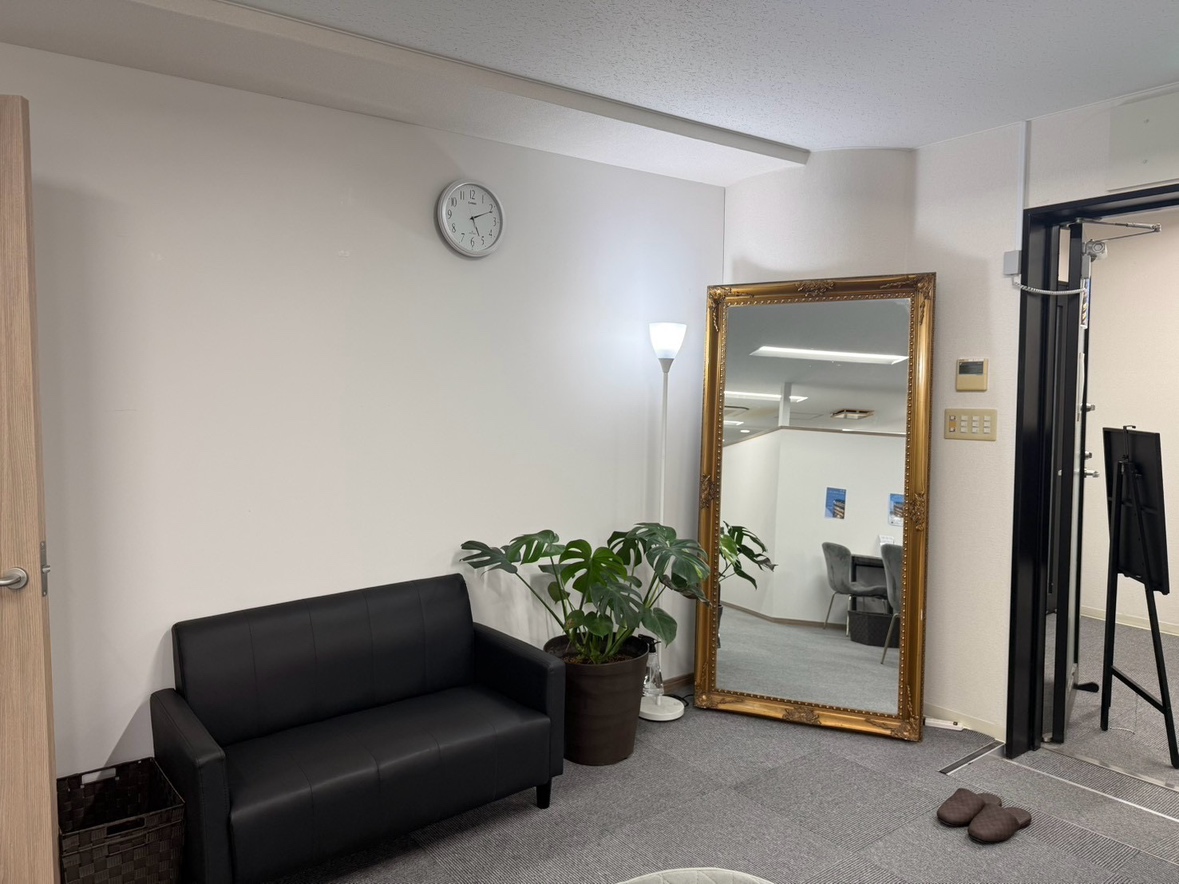 身だしなみを整える様子